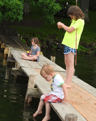Clara, Ivy, Jonas fishing